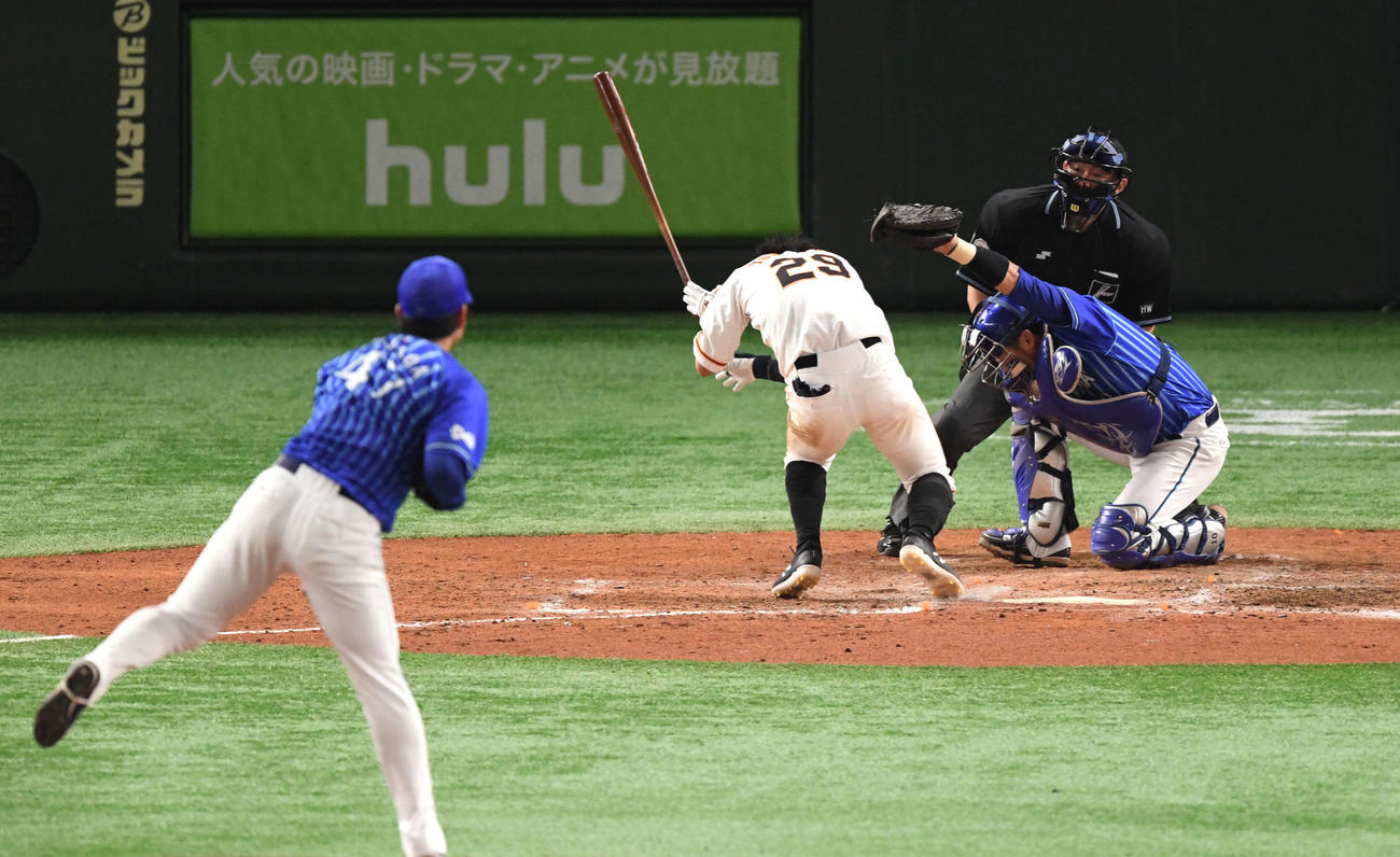 4回裏巨人無死、頭部に死球を受ける吉川尚。投手砂田（撮影・滝沢徹郎）