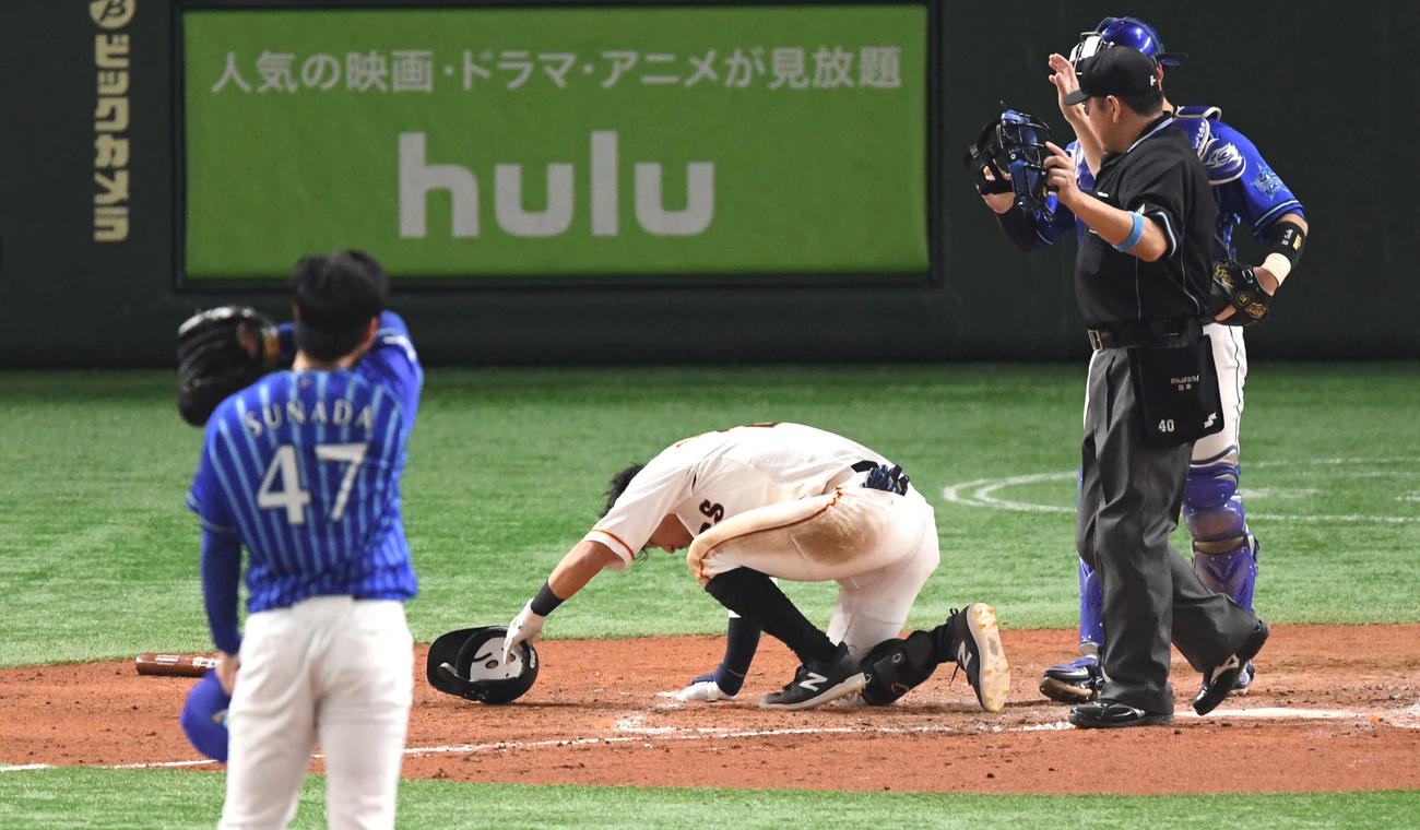 巨人対DeNA　4回裏巨人無死、頭部に死球を受ける吉川尚。投手砂田（撮影・滝沢徹郎）