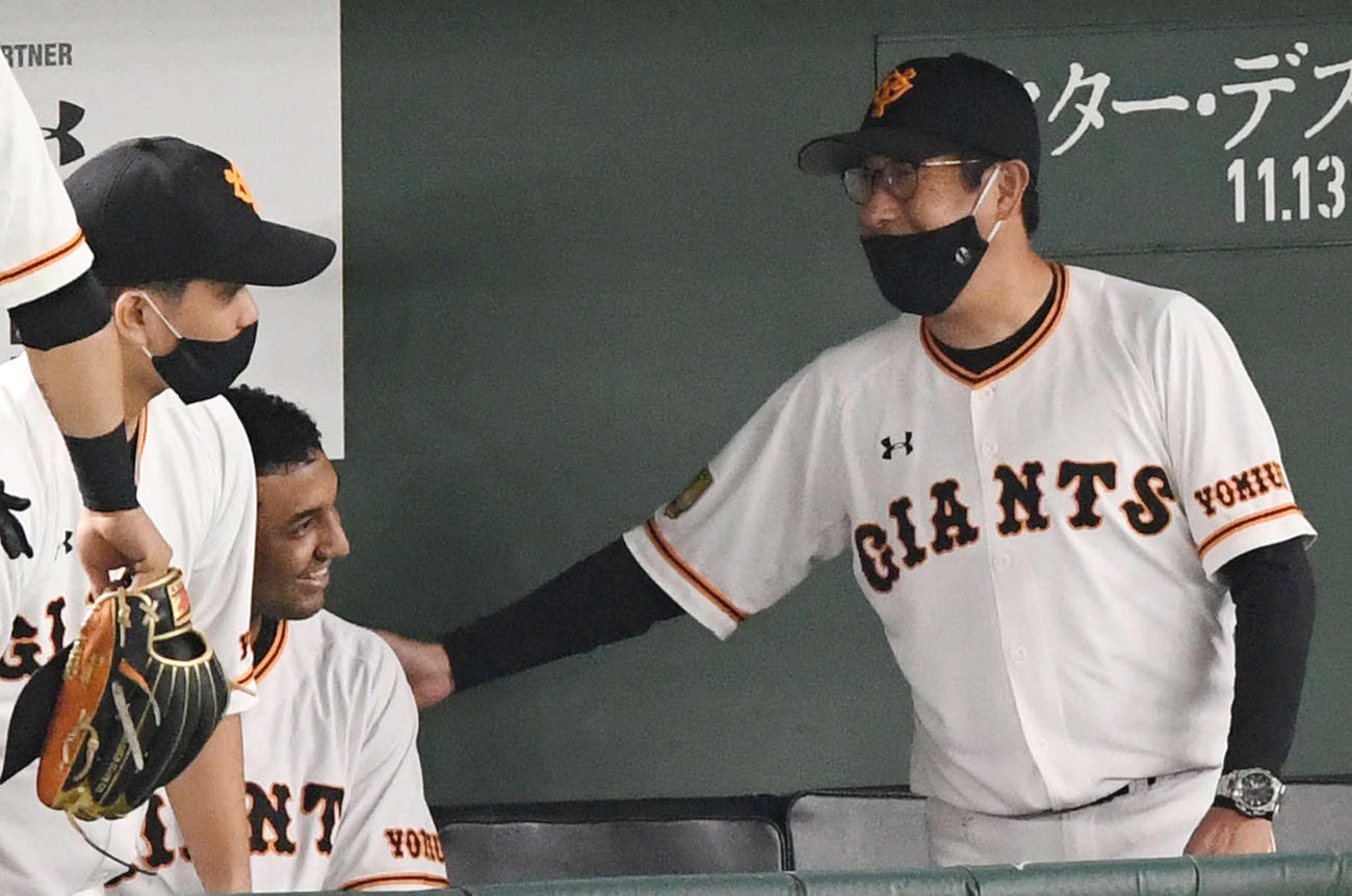 7回を投げ終えた巨人サンチェス（左奥）は宮本コーチから労われ笑顔を見せる（撮影・滝沢徹郎）