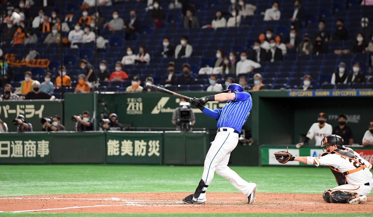 8回表DeNA2死一塁、左越えに2点本塁打を放つオースティン（撮影・たえ見朱実）