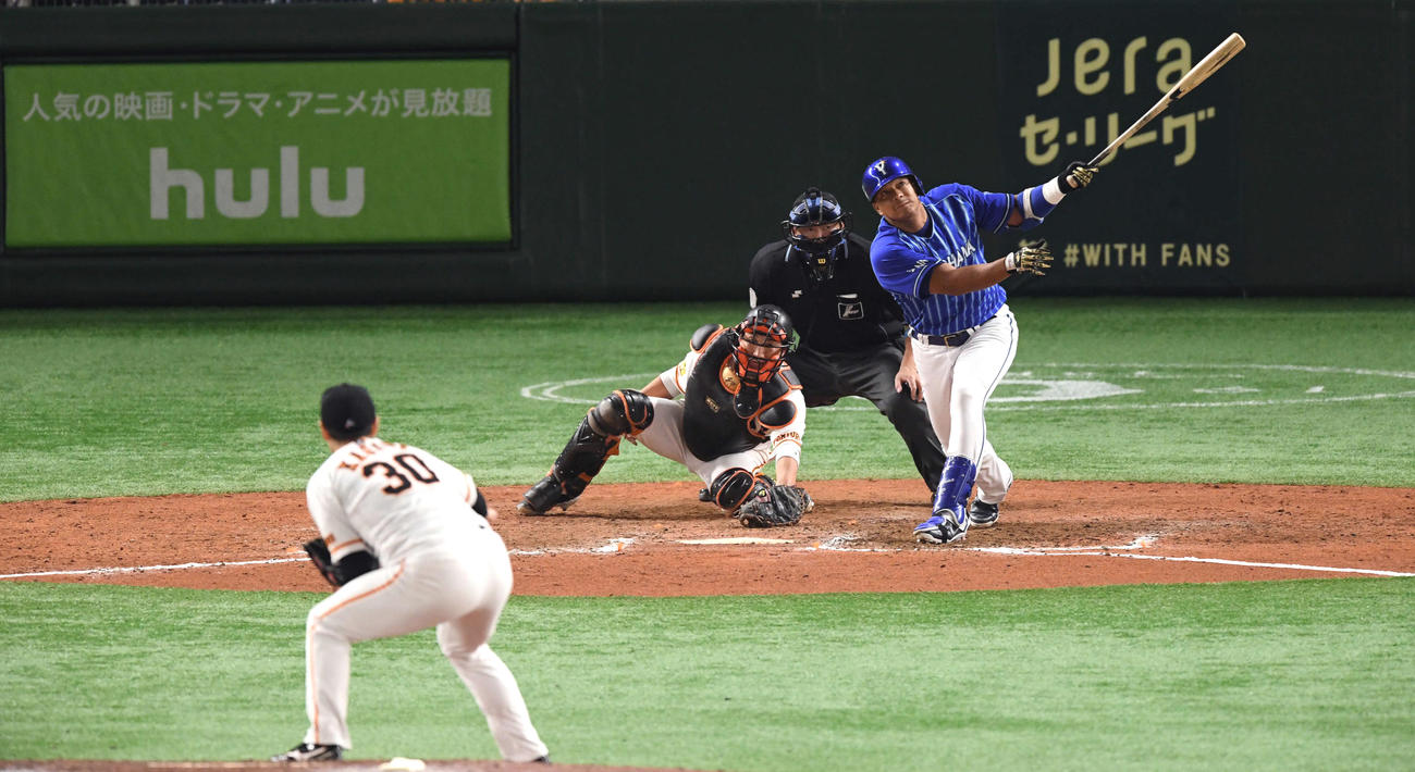 8回表DeNA2死一塁、ロペスは左越え2点本塁打を放つ。投手鍵谷（撮影・滝沢徹郎）
