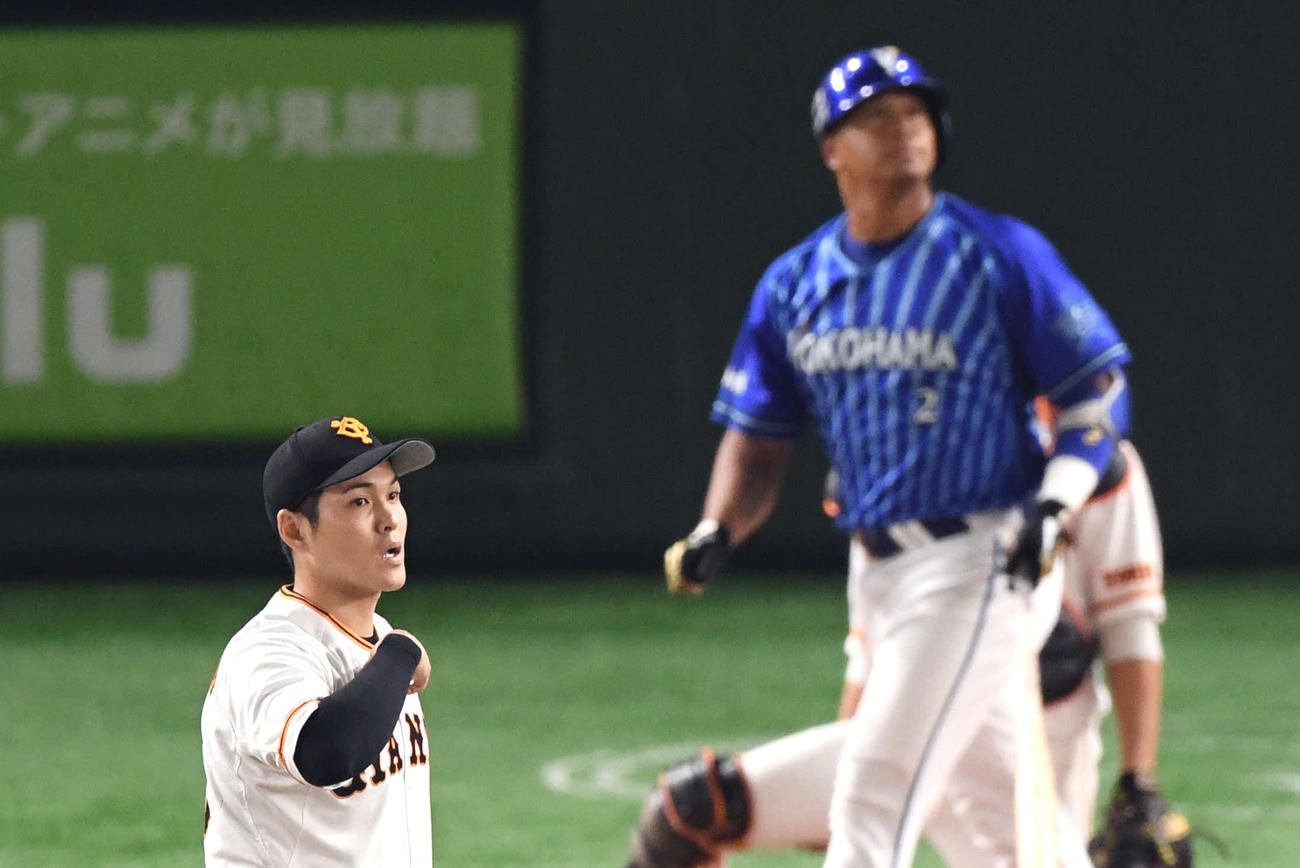 8回表DeNA2死一塁、ロペス（奥）に2点本塁打を浴びる鍵谷（撮影・滝沢徹郎）