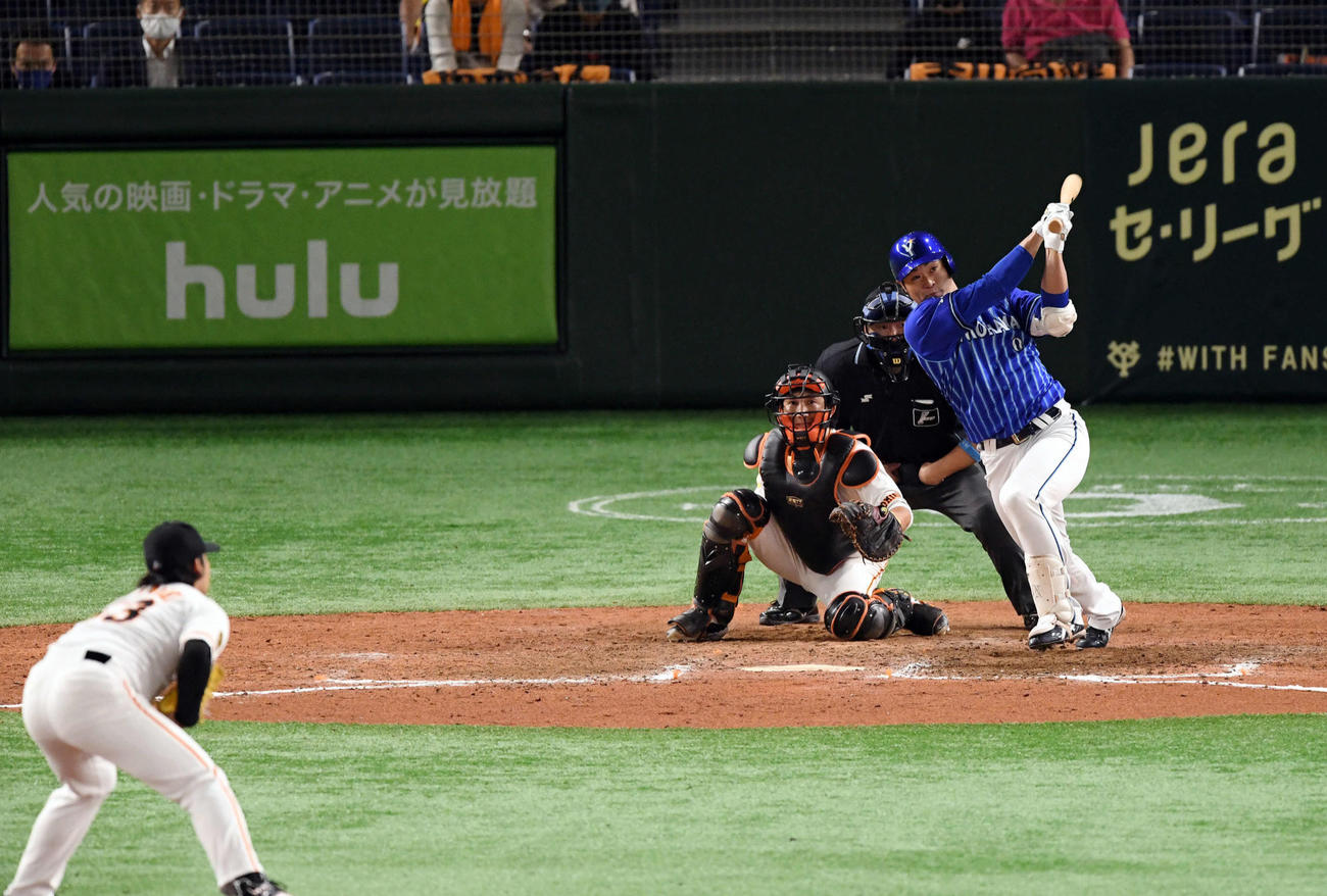 8回表DeNA2死一、二塁、代打中井は適時打を放つ。投手高梨（撮影・滝沢徹郎）