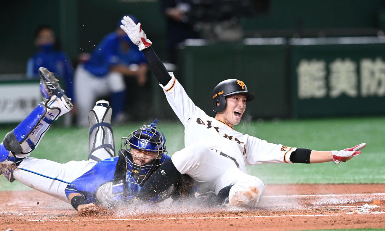 2回裏巨人2死二塁、若林（中央）は吉川尚の左前適時打で生還。左はクロスプレーで頭を蹴られる伊藤光（撮影・山崎安昭）