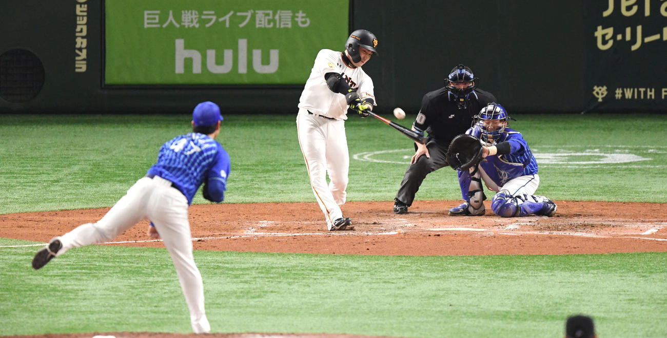 3回裏巨人無死一塁、丸は右越え2点本塁打を放つ。投手砂田（撮影・滝沢徹郎）