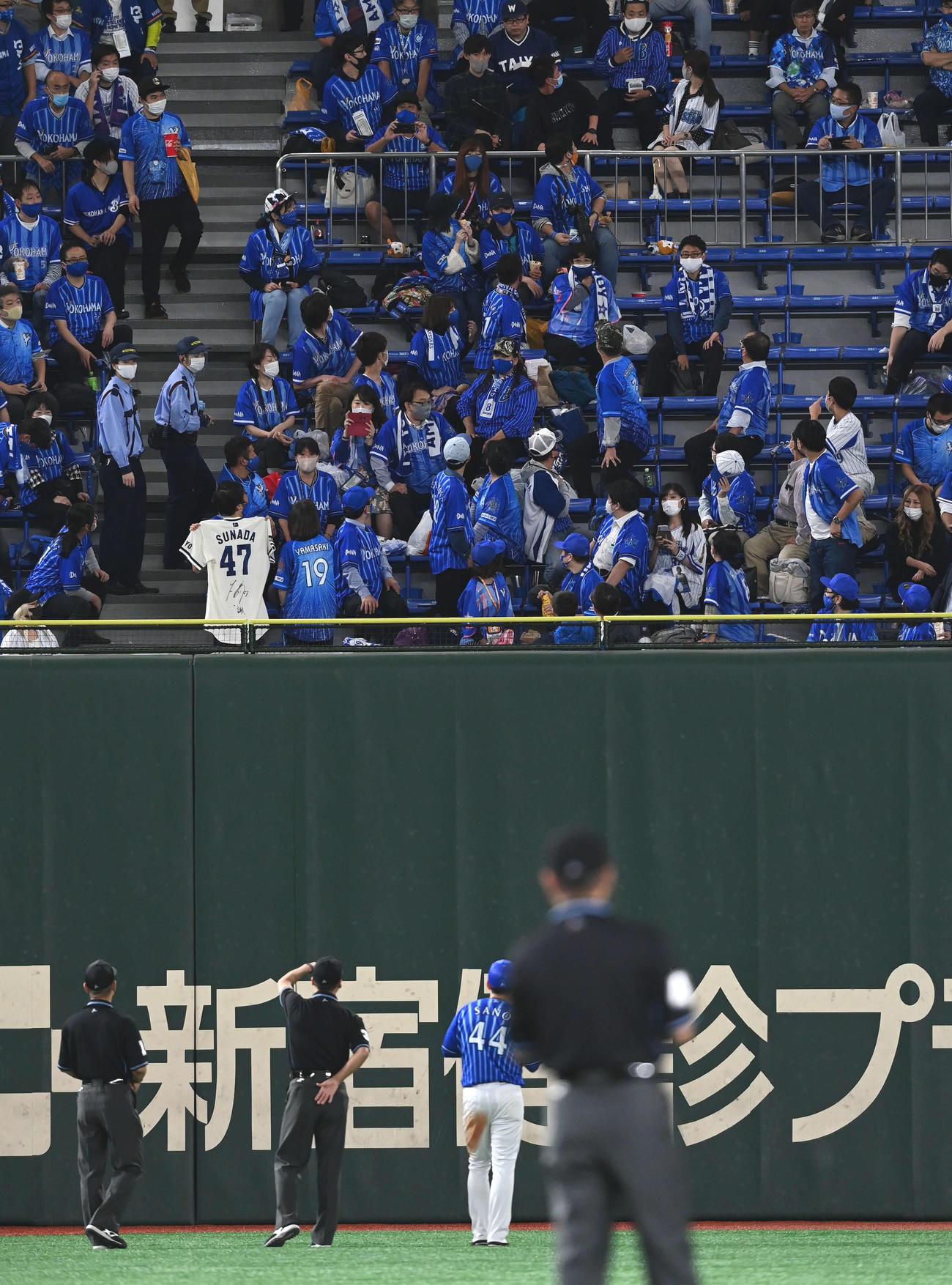 3回裏巨人無死一塁、左翼席に反射物があるとして試合を止めて捜索（撮影・山崎安昭）