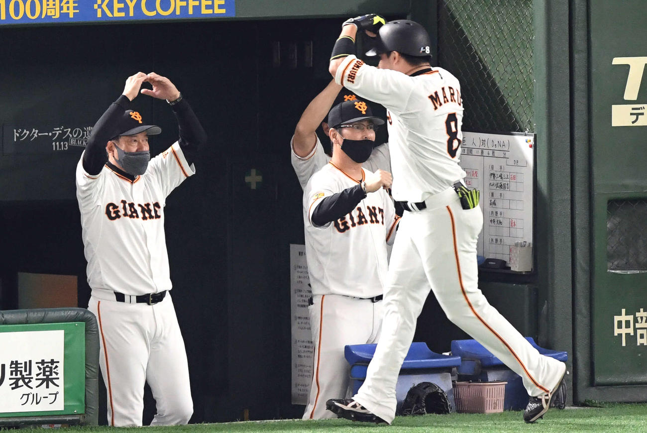 3回裏巨人無死一塁、2点本塁打を放った丸（手前）を丸ポーズで出迎える原監督（左）（撮影・滝沢徹郎）