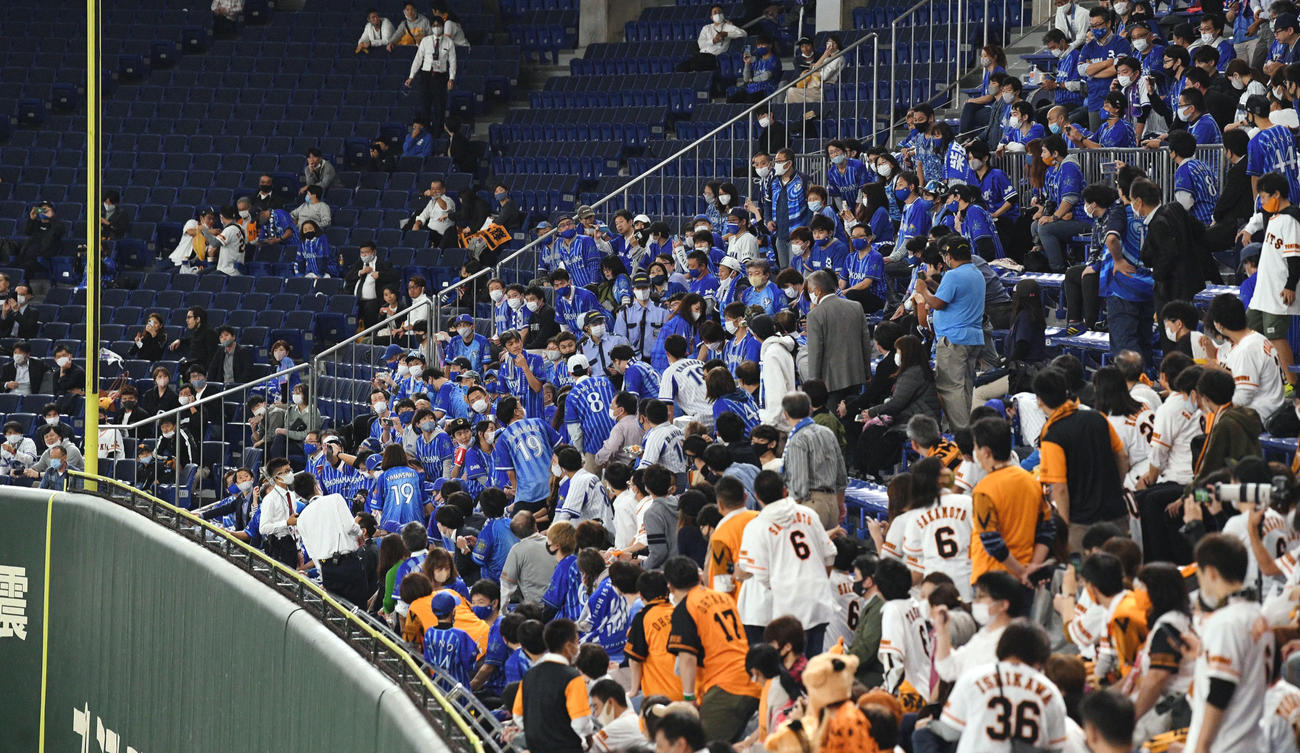 3回裏、レフトスタンドのDeNAファンから反射物があり試合が中断する（撮影・滝沢徹郎）