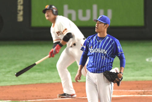 1回裏巨人2死二塁、岡本（奥）に先制の右越え2点本塁打を浴びる井納（撮影・滝沢徹郎）