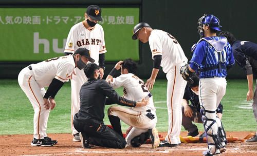 4回裏巨人無死、頭部に死球を受けた吉川尚（中央）に駆け寄る原監督（左）ら（撮影・滝沢徹郎）