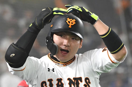 3回裏巨人無死一塁、2点本塁打を放ちポーズを決める丸（撮影・山崎安昭）