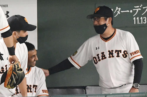 7回を投げ終えた巨人サンチェス（左奥）は宮本コーチから労われ笑顔を見せる（撮影・滝沢徹郎）