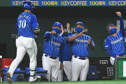 6回表DeNA無死、ラミレス監督（左から3人目）はソロ本塁打を放った戸柱（左）を笑顔で迎える（撮影・山崎安昭）