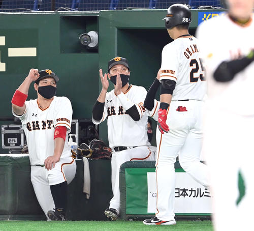 1回裏巨人2死二塁、25号2点本塁打を放った岡本を迎える坂本と炭谷（撮影・たえ見朱実）