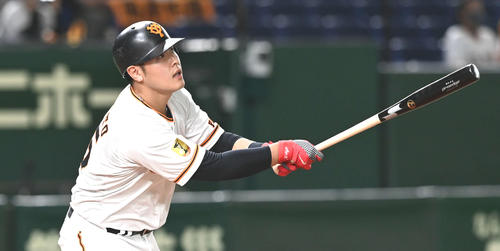 1回裏巨人2死二塁、岡本は右越え2点本塁打を放つ（撮影・山崎安昭）