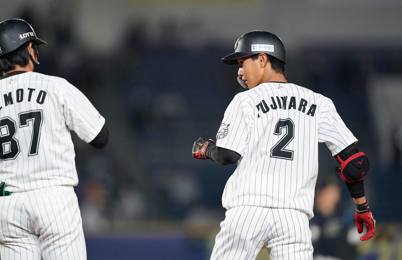 ロッテ対オリックス　5回裏ロッテ無死、右前打を放つ藤原（右）（撮影・鈴木みどり）