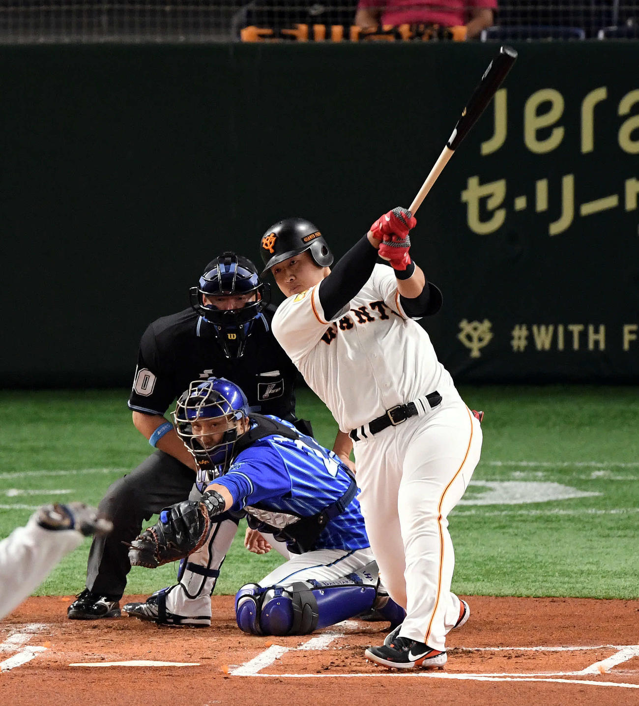巨人対DeNA　1回裏巨人2死二塁、岡本は先制の右越え2点本塁打を放つ。投手井納（撮影・滝沢徹郎）