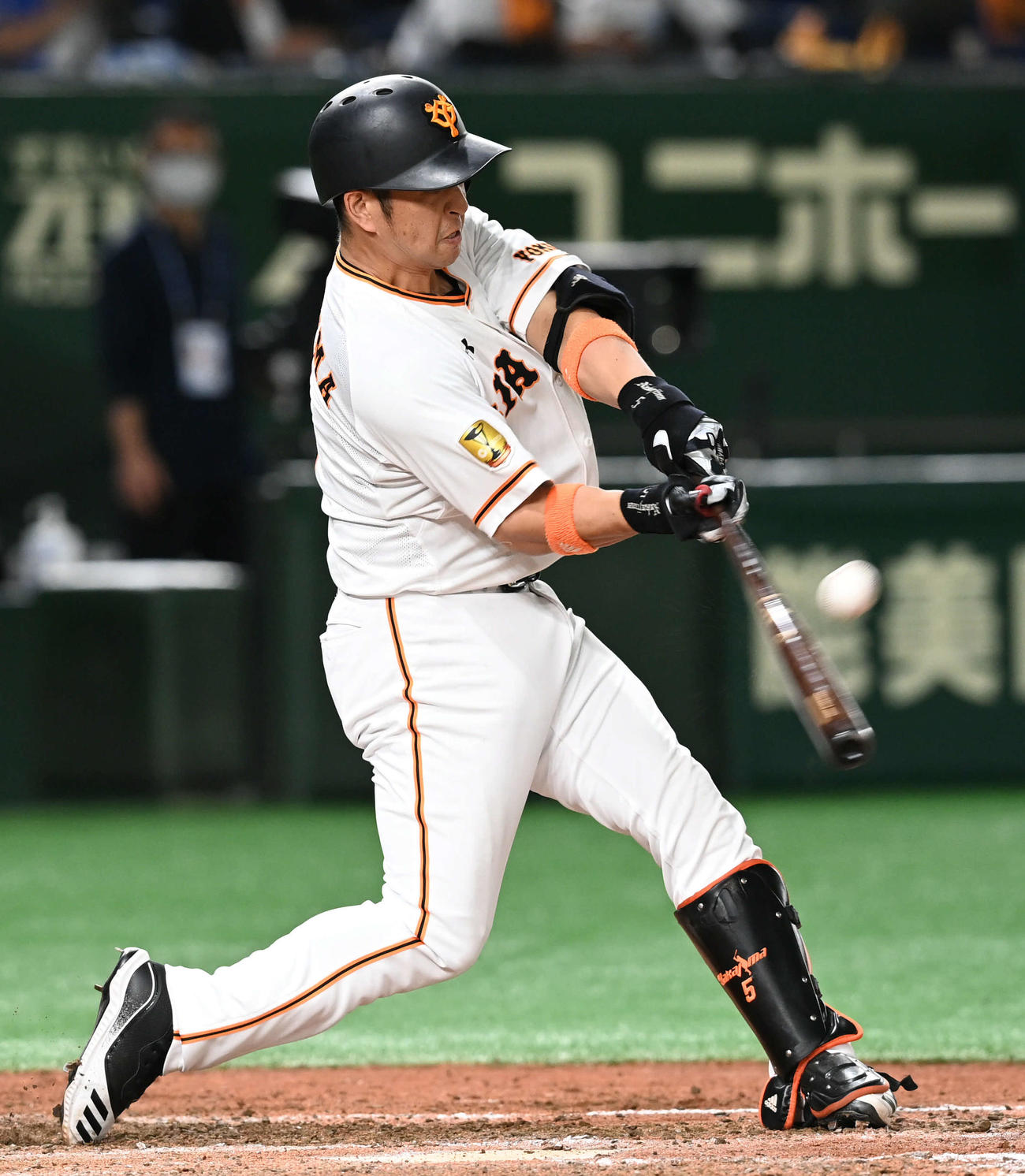 巨人対DeNA　4回裏巨人2死二、三塁、中島は左翼へ2点適時打を放つ（撮影・山崎安昭）