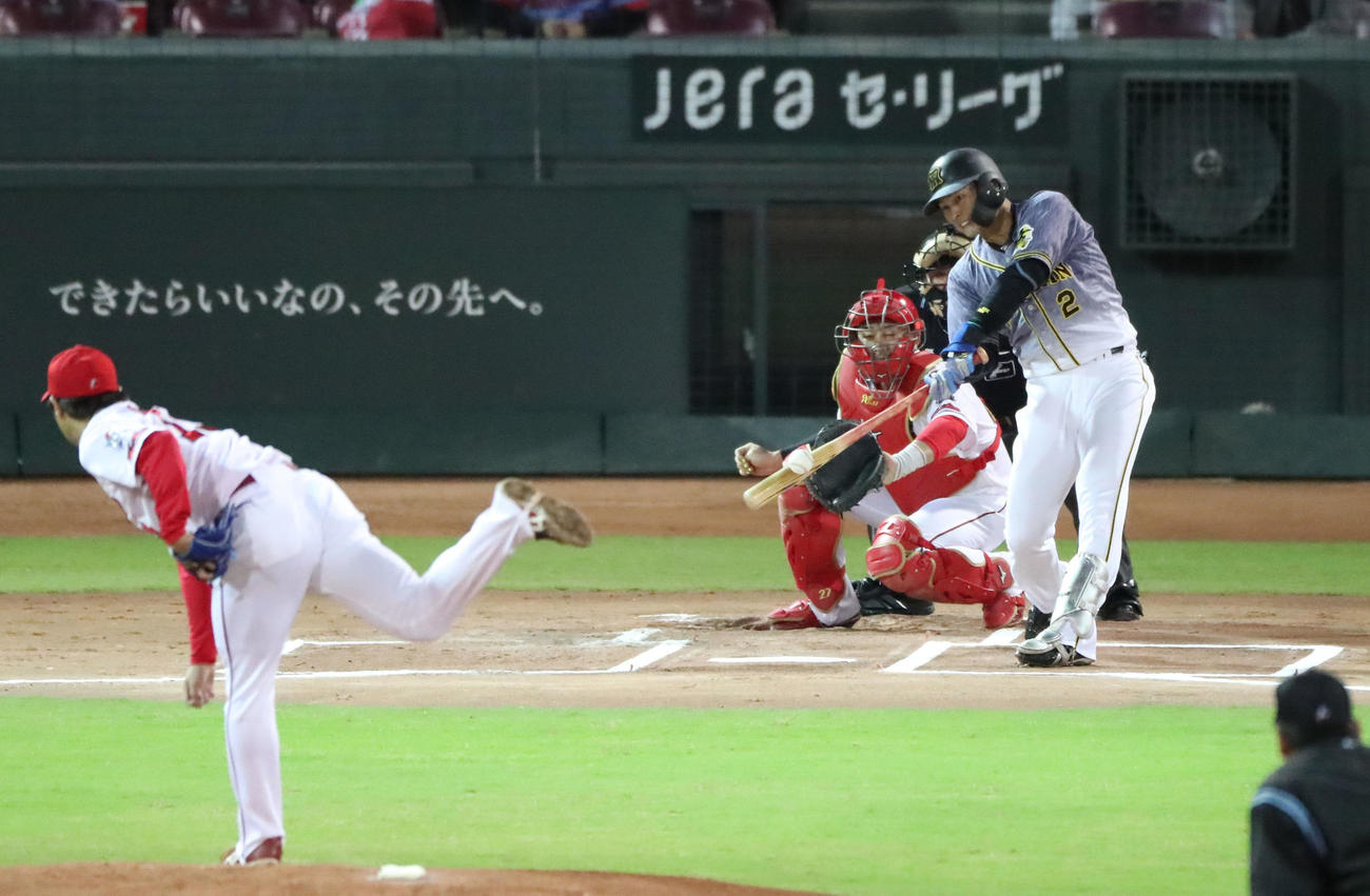 広島対阪神　1回表阪神無死一塁、北條は左越え先制2点本塁打を放つ（撮影・加藤哉）