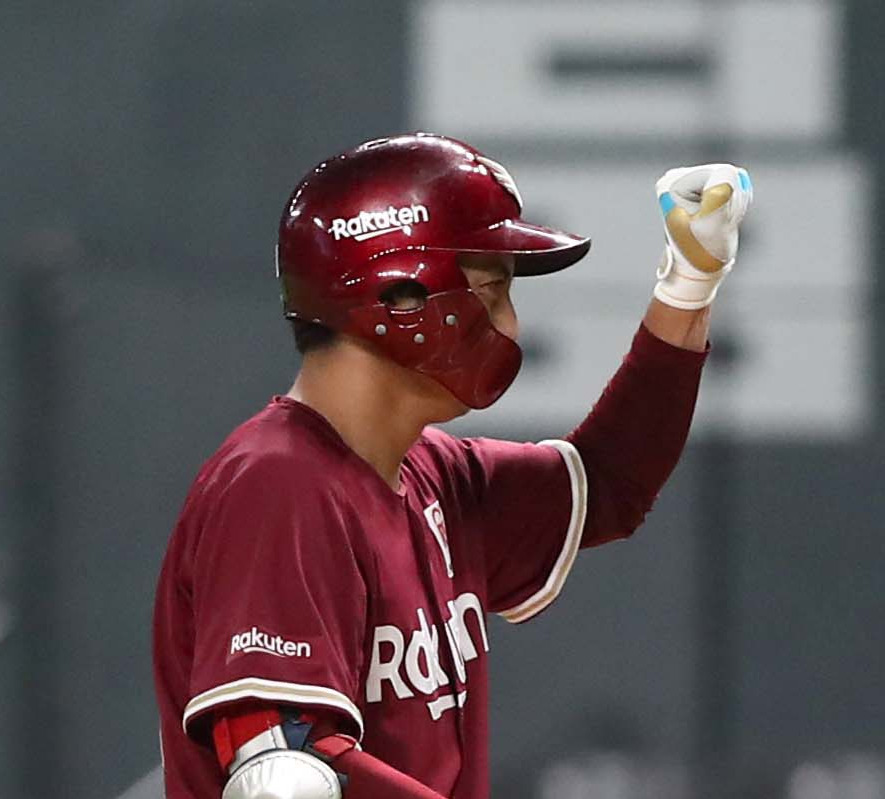 日本ハム対楽天　4回表楽天無死二、三塁、中前適時打を放ちガッツポーズの小郷（撮影・黒川智章）