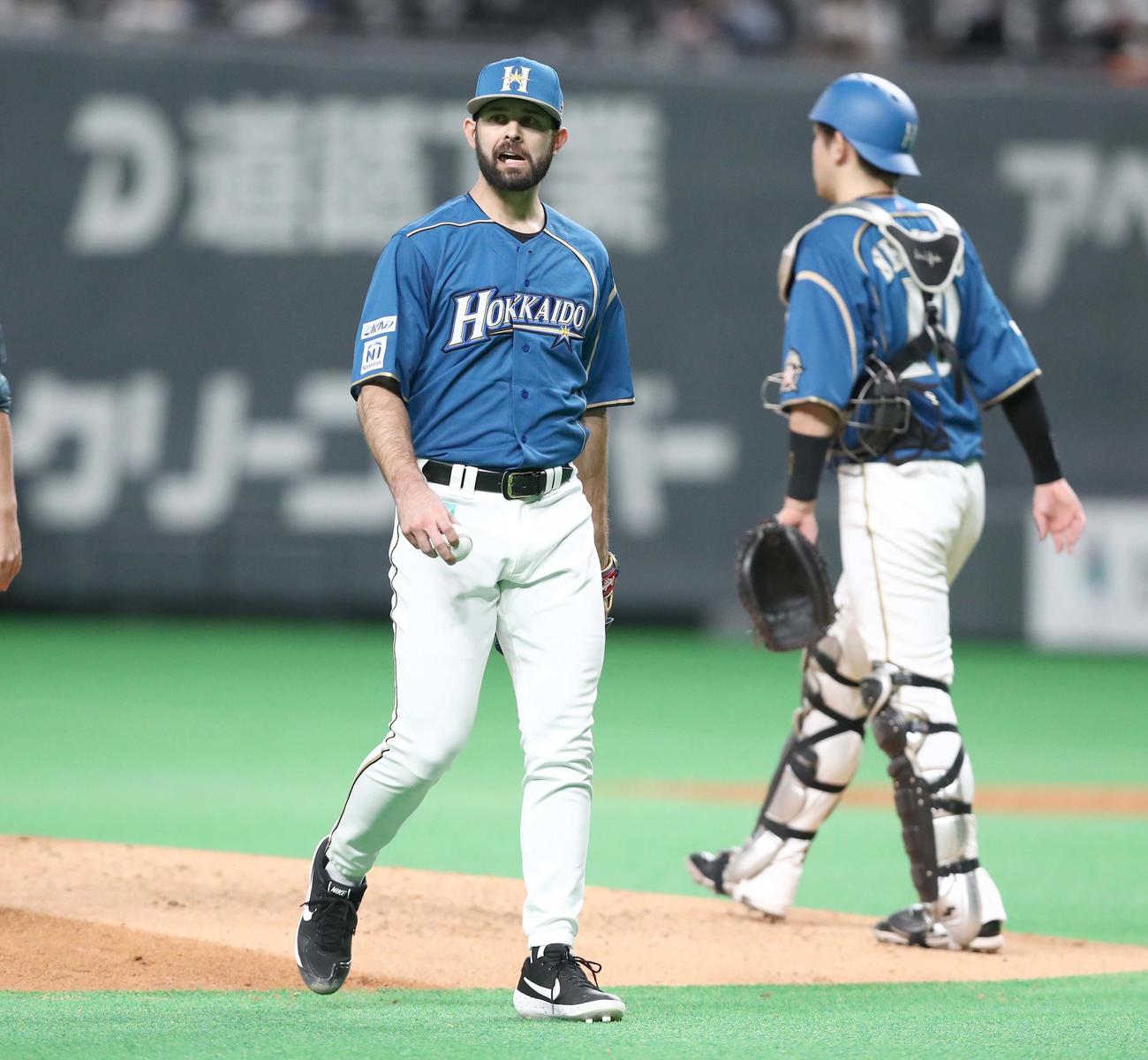 日本ハム対楽天　4回途中降板するマルティネス（撮影・黒川智章）