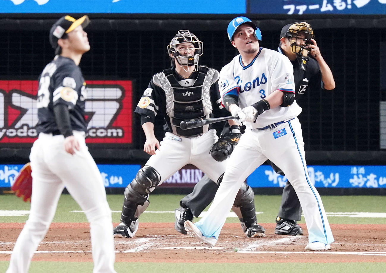 西武対ソフトバンク　7回裏西武2死一、三塁、左越えに同点3点本塁打を放つ山川。投手石川（撮影・江口和貴）