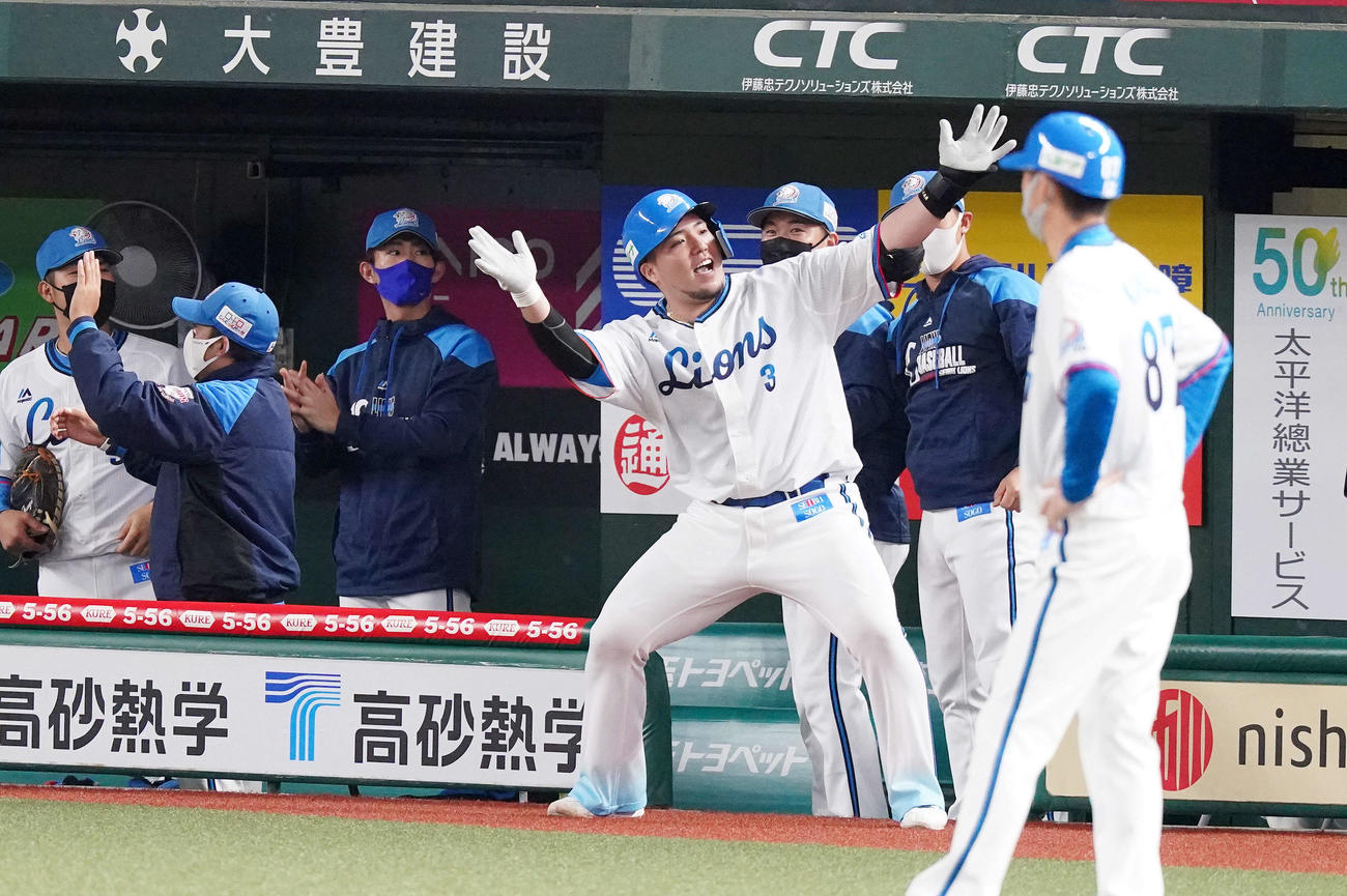 西武対ソフトバンク　7回裏西武2死一、三塁、同点3点本塁打を放ちポーズを決める山川（撮影・江口和貴）