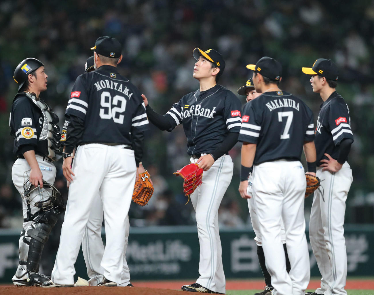 西武対ソフトバンク　7回裏西武2死一、三塁、石川（中央）の周りに集まるナイン（撮影・河田真司）