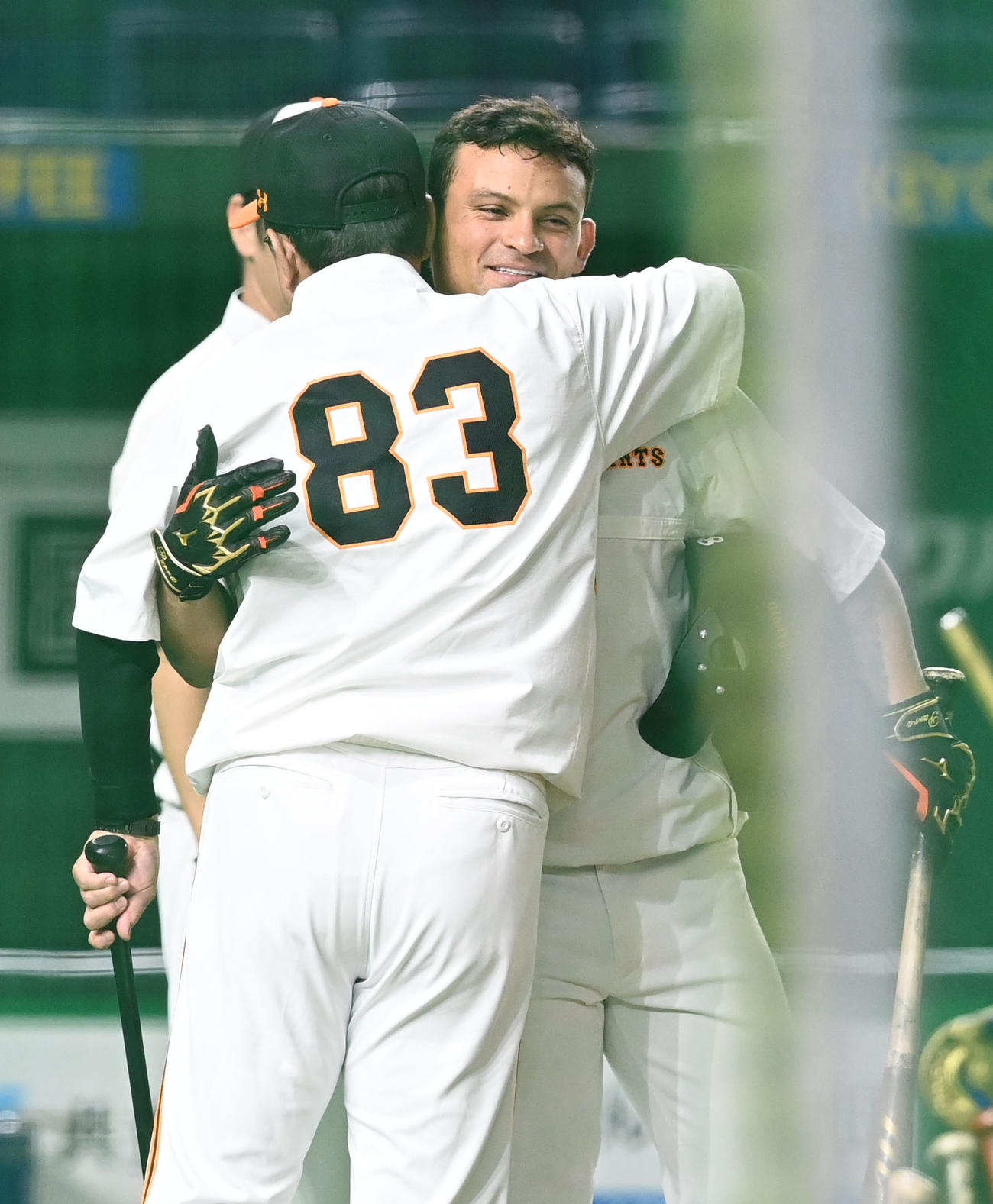 巨人対DeNA　1軍の練習に合流した巨人パーラは原監督とハグ（撮影・山崎安昭）