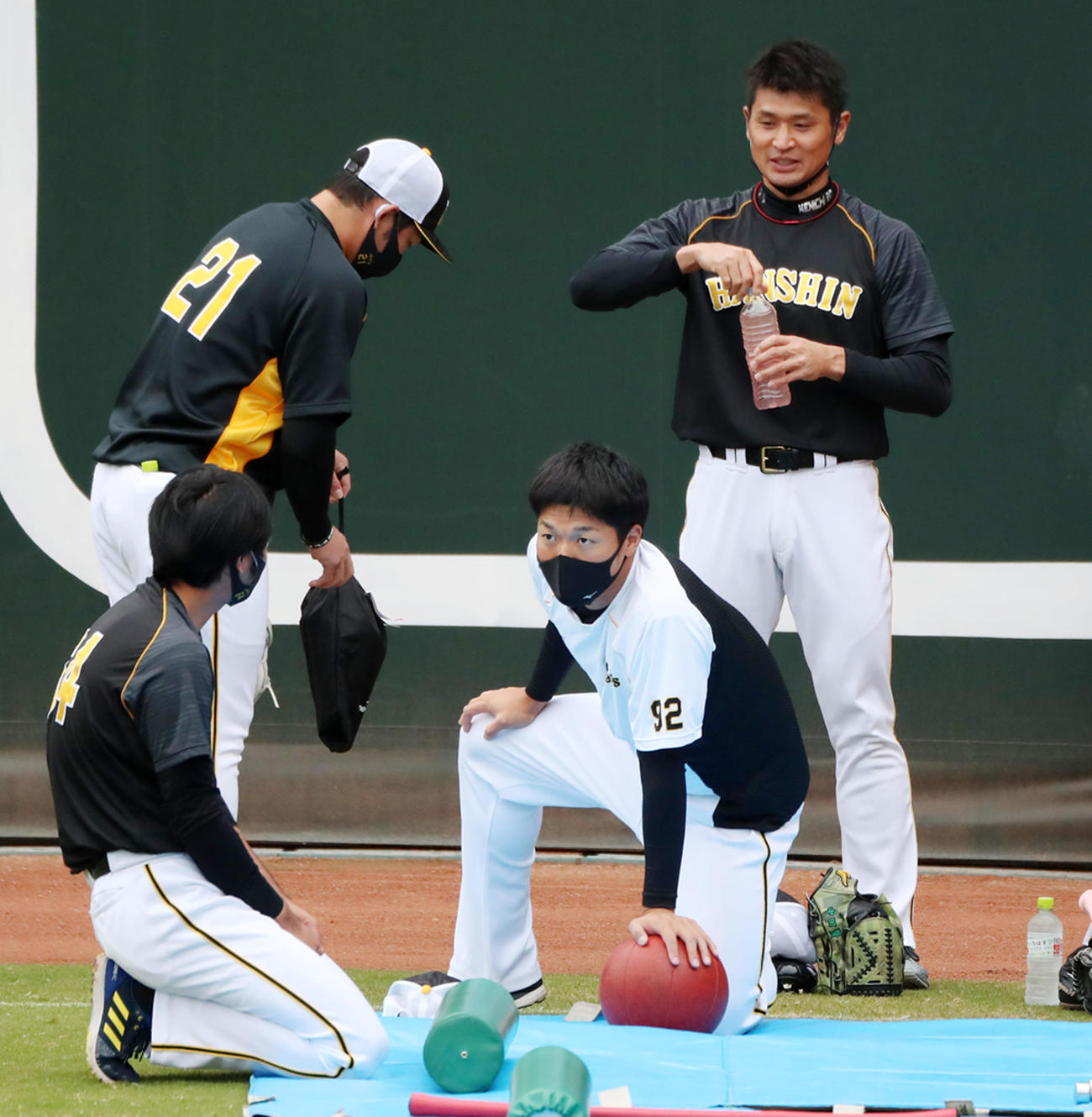 広島対阪神　1軍に合流した中田（右）と伊藤和（撮影・加藤哉）
