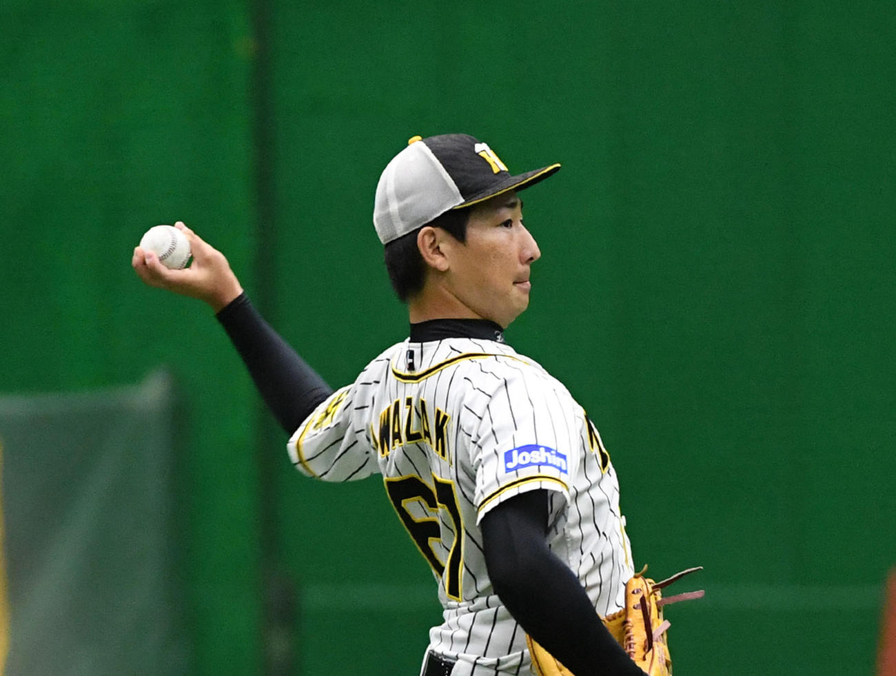 キャッチボールを行う岩崎（撮影・前岡正明）