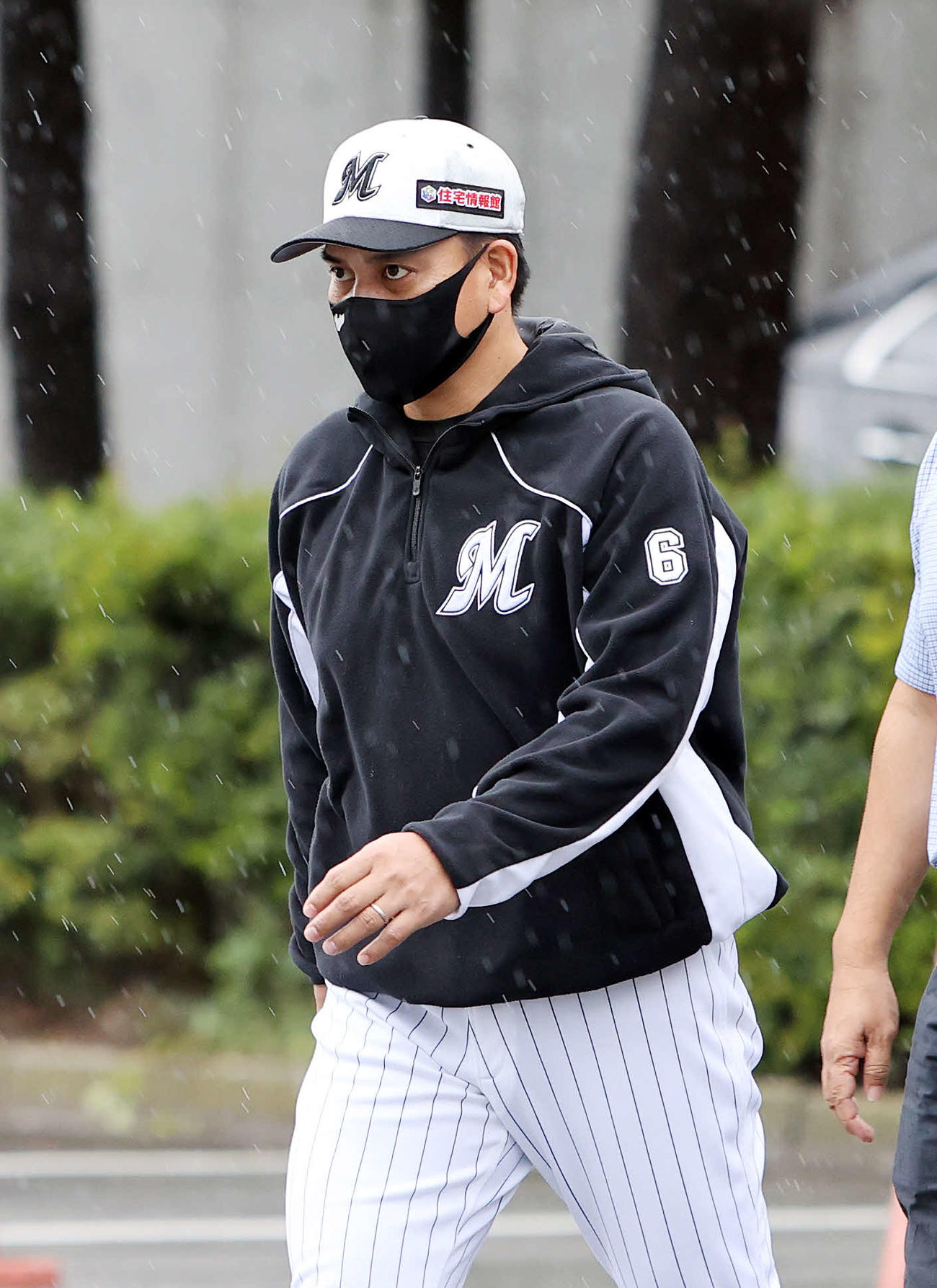 室内練習場を出るロッテ井口監督（撮影・鈴木正人）