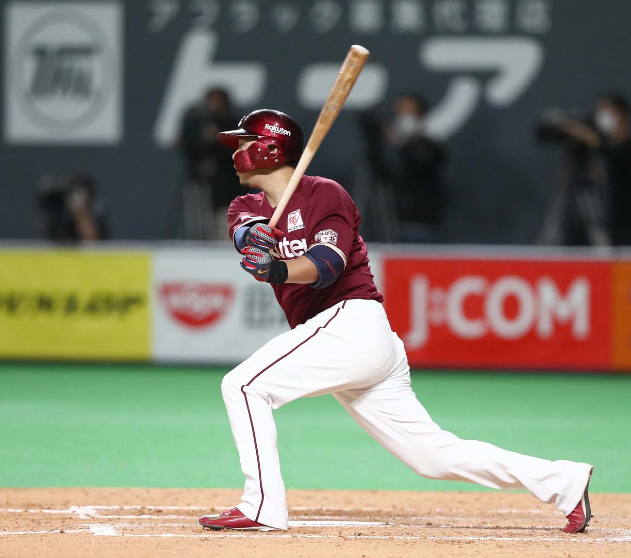 日本ハム対楽天　4回表楽天2死満塁、中前2点適時打を放つ浅村（撮影・黒川智章）