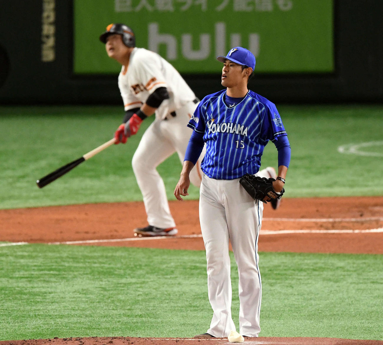 巨人対DeNA　1回裏巨人2死二塁、岡本（奥）に先制の右越え2点本塁打を浴びる井納（撮影・滝沢徹郎）