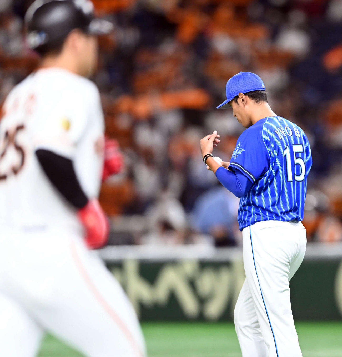 巨人対DeNA　1回裏巨人2死二塁、岡本に25号2点本塁打を浴びる井納（撮影・たえ見朱実）