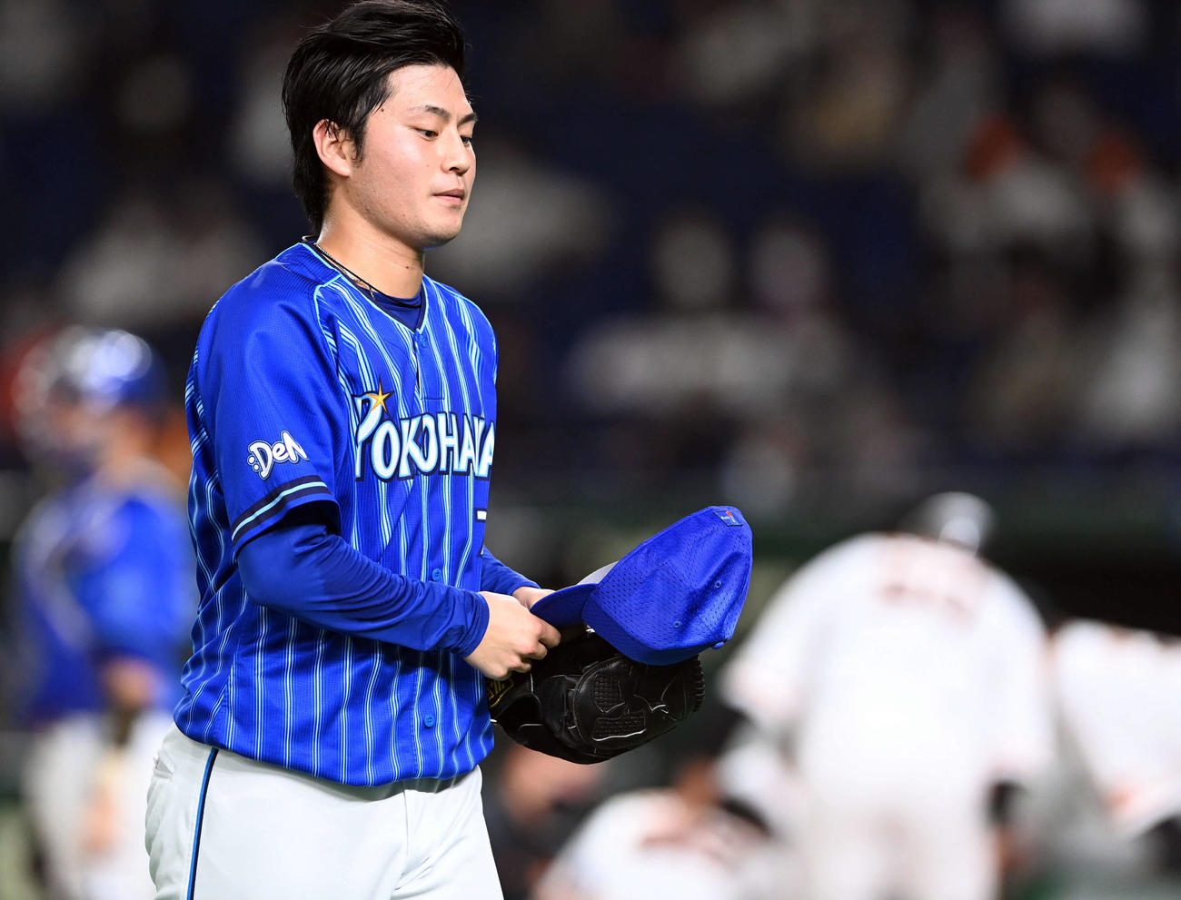 巨人対DeNA　4回裏巨人無死、吉川尚輝の頭部に死球を与え危険球で退場となるDeNA砂田（撮影・たえ見朱実）