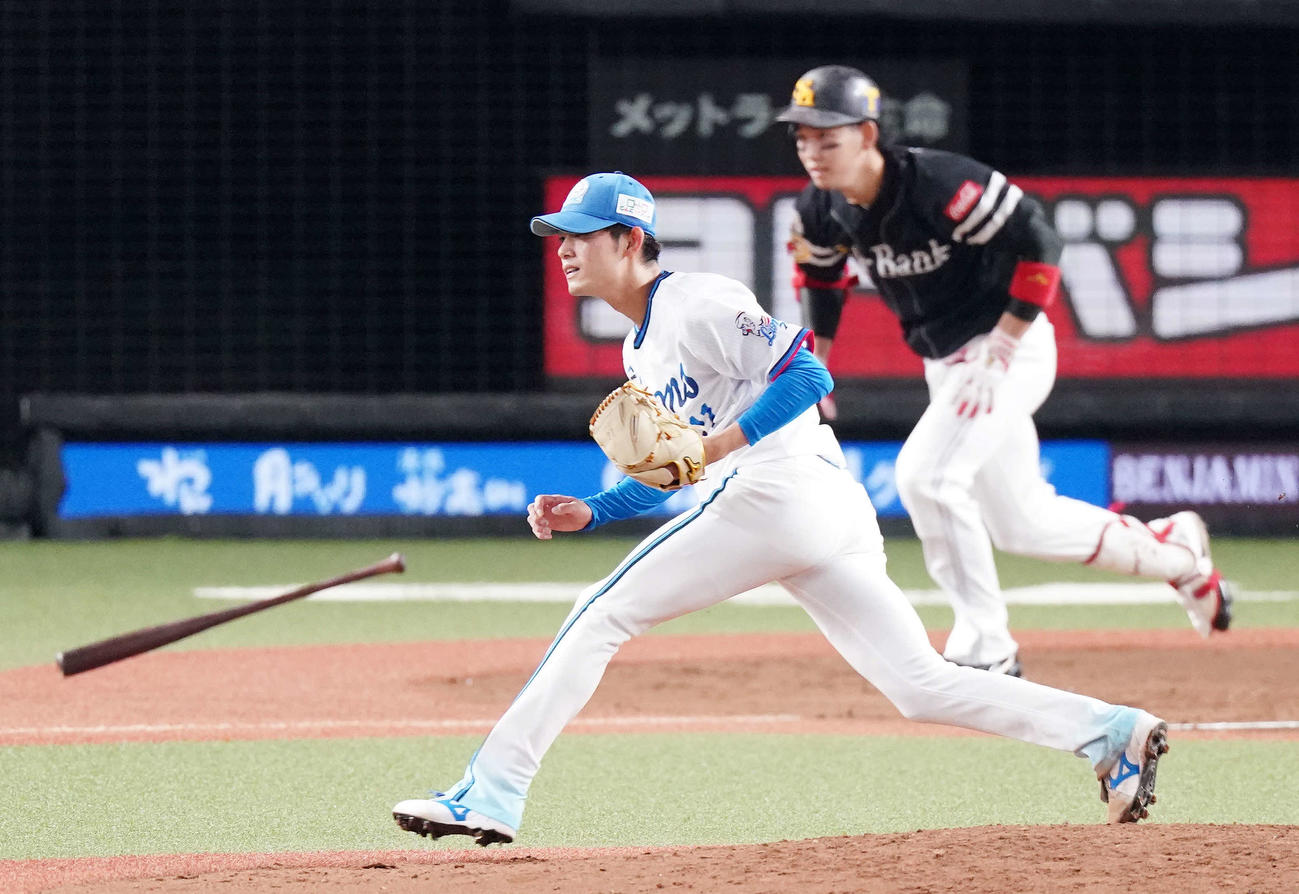西武対ソフトバンク　3回表ソフトバンク2死二、三塁、栗原（右）に2点適時打を浴びる今井（撮影・江口和貴）