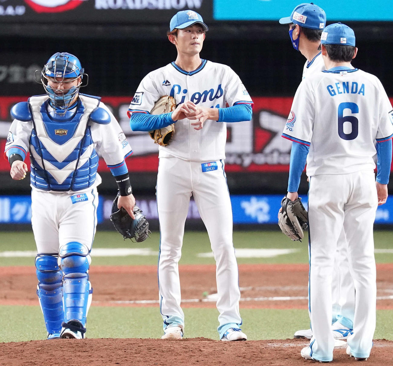 西武対ソフトバンク　3回表途中、マウンドで激励を受ける西武先発の今井（中央）（撮影・江口和貴）