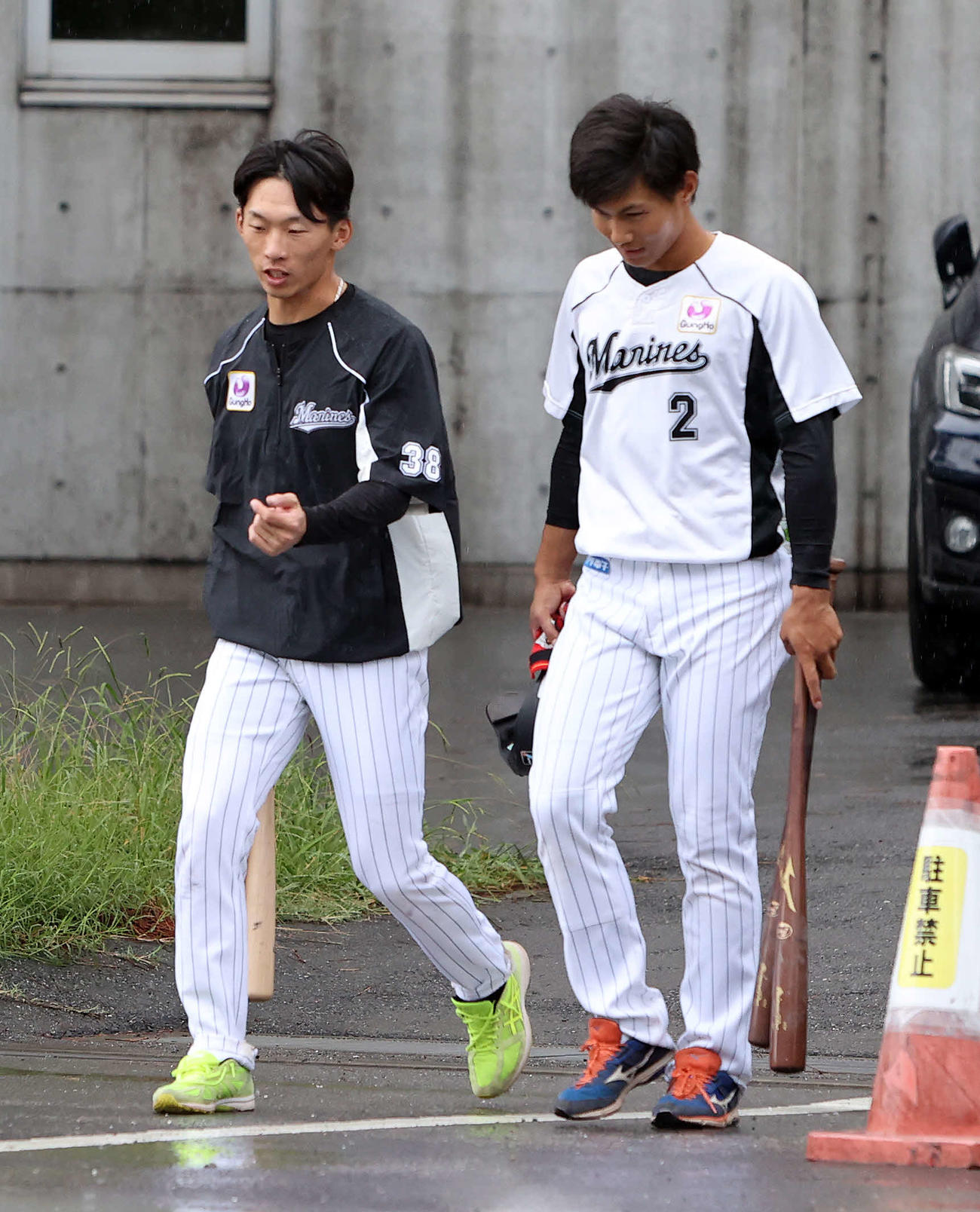 室内練習場を出るロッテ高部（左）と藤原（撮影・鈴木正人）
