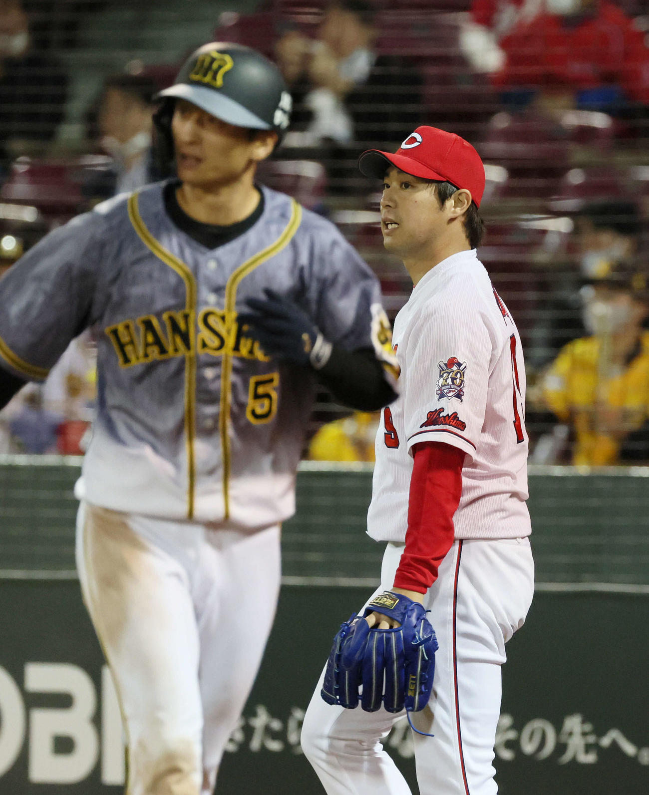 広島対阪神　5回表阪神2死一、二塁、糸井に右適時打を打たれた野村。左は近本（撮影・加藤孝規）