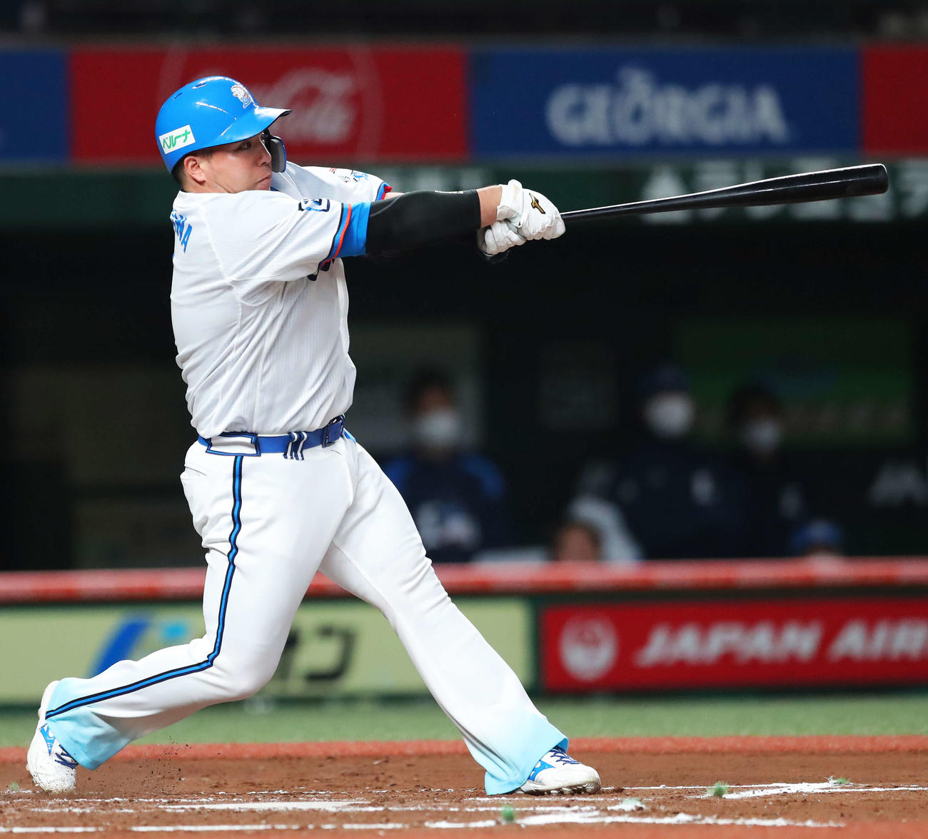 西武対ソフトバンク　7回裏西武2死一、三塁、同点の左越え3点本塁打を放つ山川（撮影・河田真司）