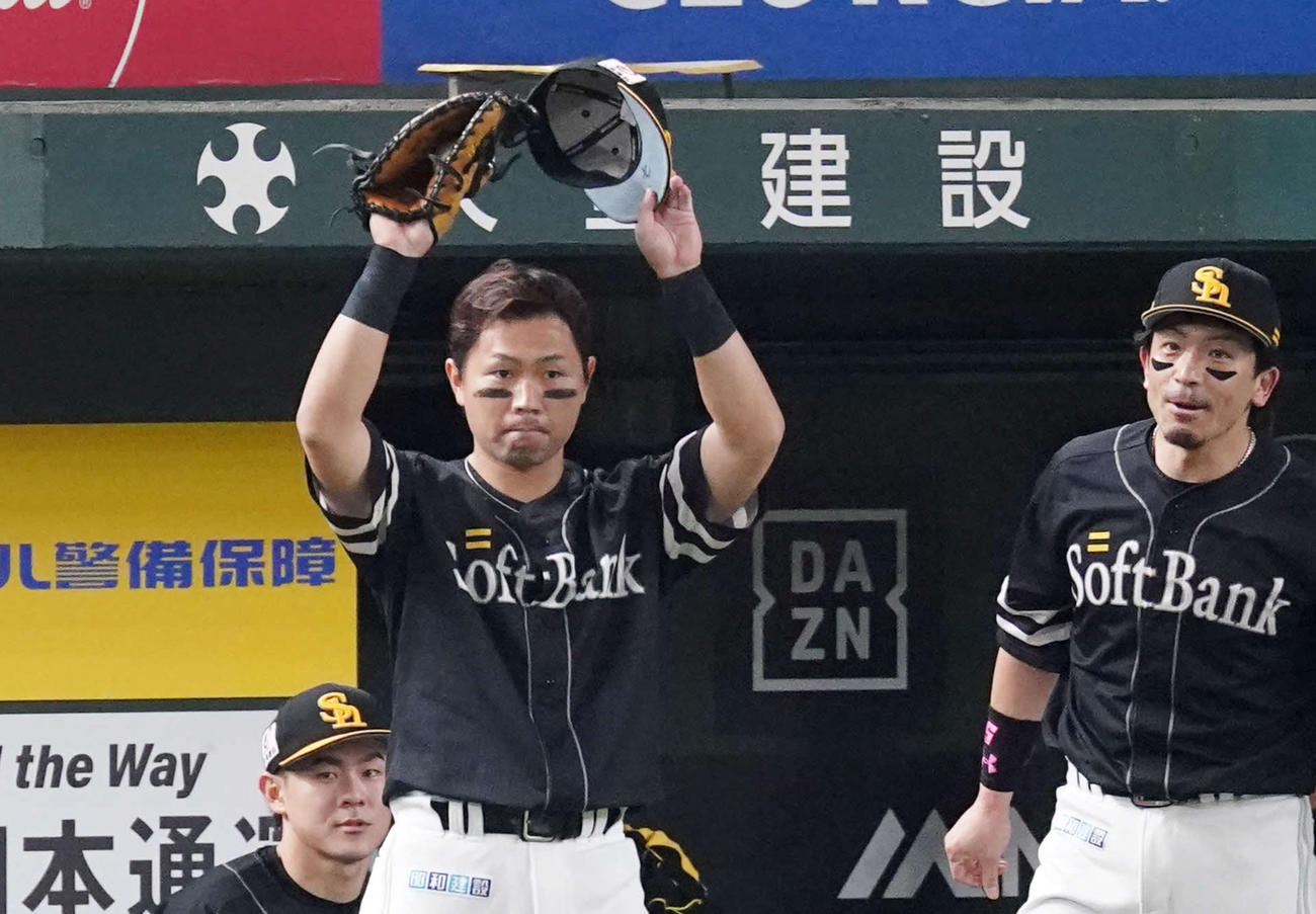 西武対ソフトバンク　5回裏終了後、通算1000試合出場を達成し拍手に応えるソフトバンク中村晃（左）。右は松田宣（撮影・江口和貴）