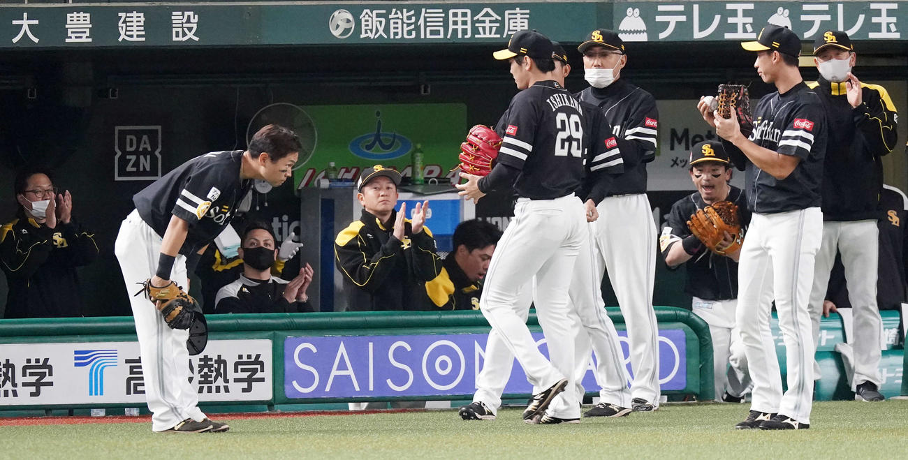 西武対ソフトバンク　5回裏終了後、通算1000試合出場を達成し拍手に応えるソフトバンク中村晃（左端）（撮影・江口和貴）