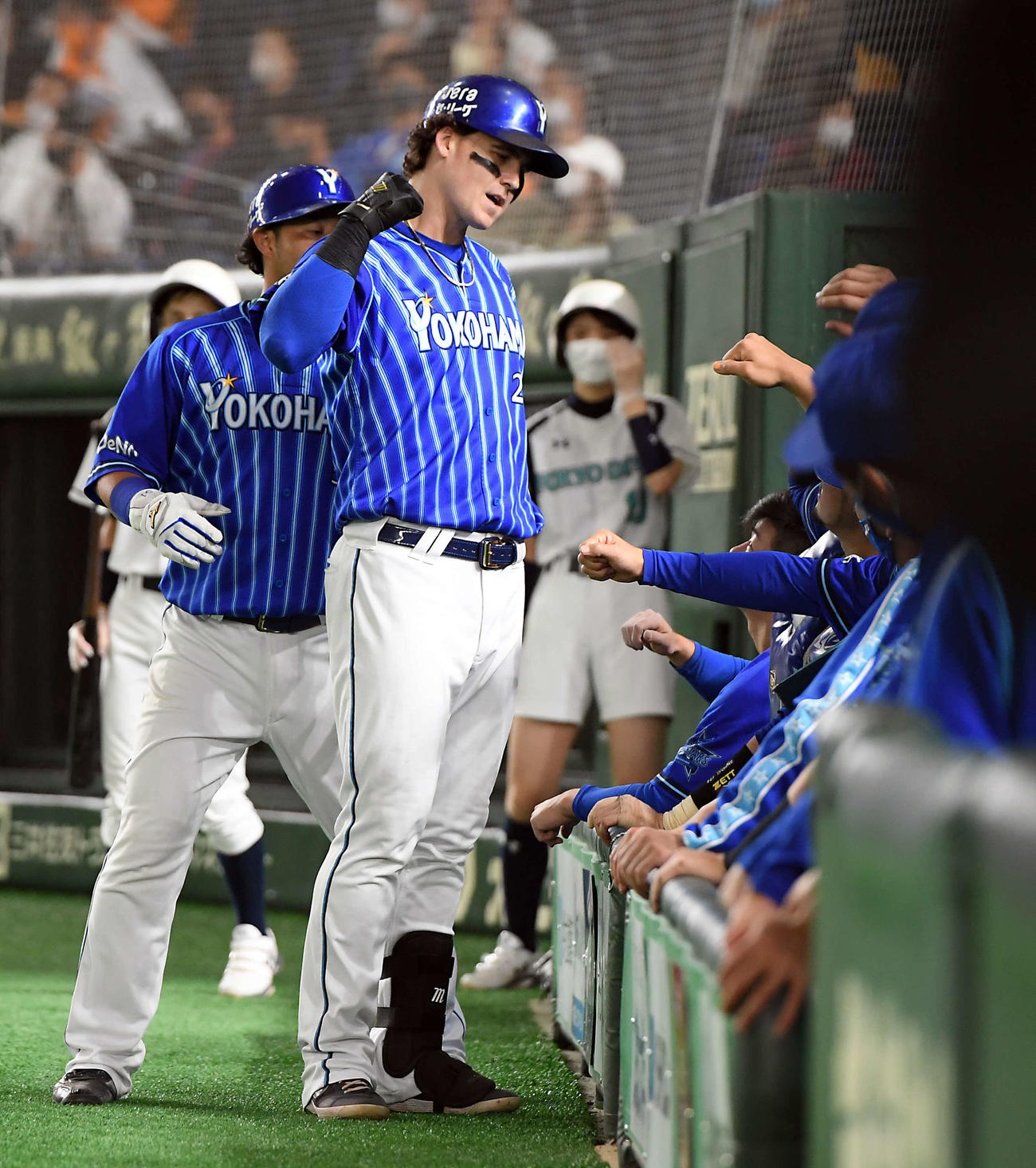 巨人対DeNA　8回表DeNA2死一塁、左越えに2点本塁打を放ちナインの出迎えにポーズを決めるオースティン（撮影・たえ見朱実）