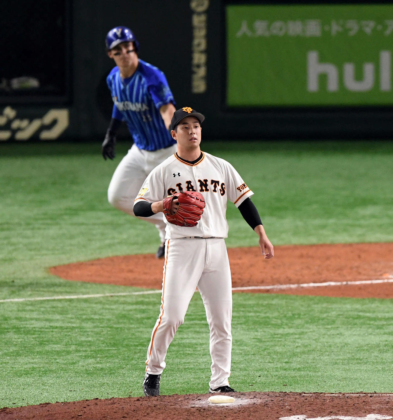 巨人対DeNA　8回表DeNA2死一塁、オースティンに（奥）に2点本塁打を浴びる大江（撮影・滝沢徹郎）