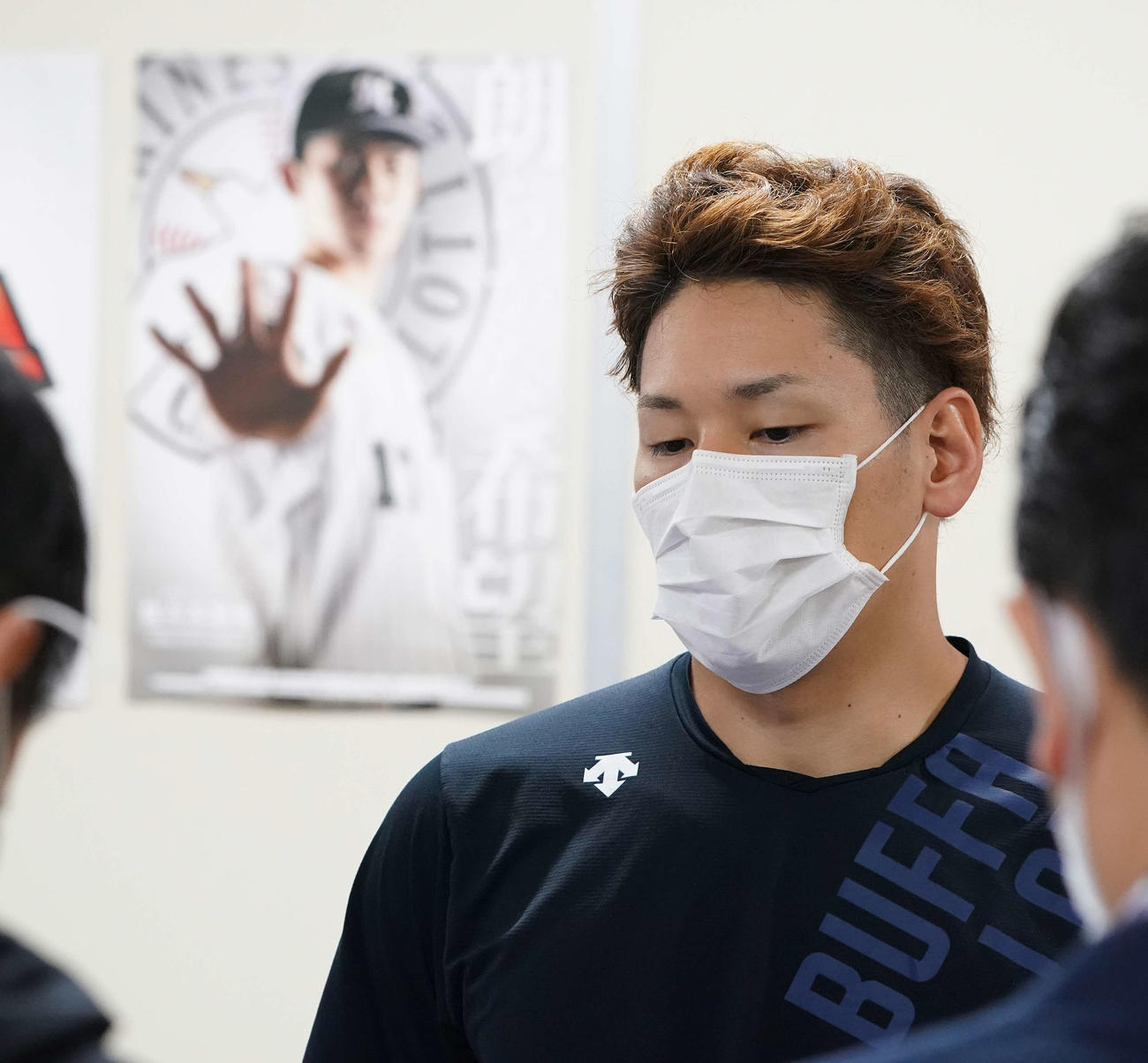 囲み取材に応じるオリックス吉田正（撮影・鈴木みどり）