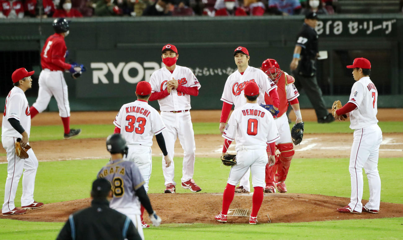 広島対阪神　6回表阪神無死一、三塁、野村（中央右）は西勇に右前適時打を浴びて降板となる（撮影・加藤哉）