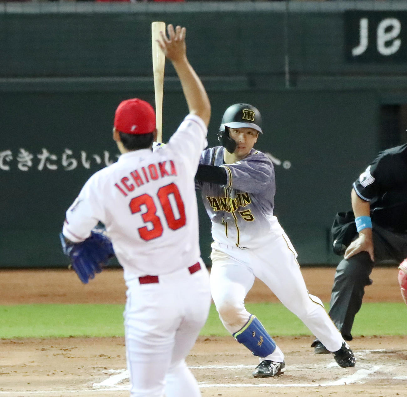 広島対阪神　6回表阪神無死一、二塁、近本は中前打を放つ（撮影・加藤哉）