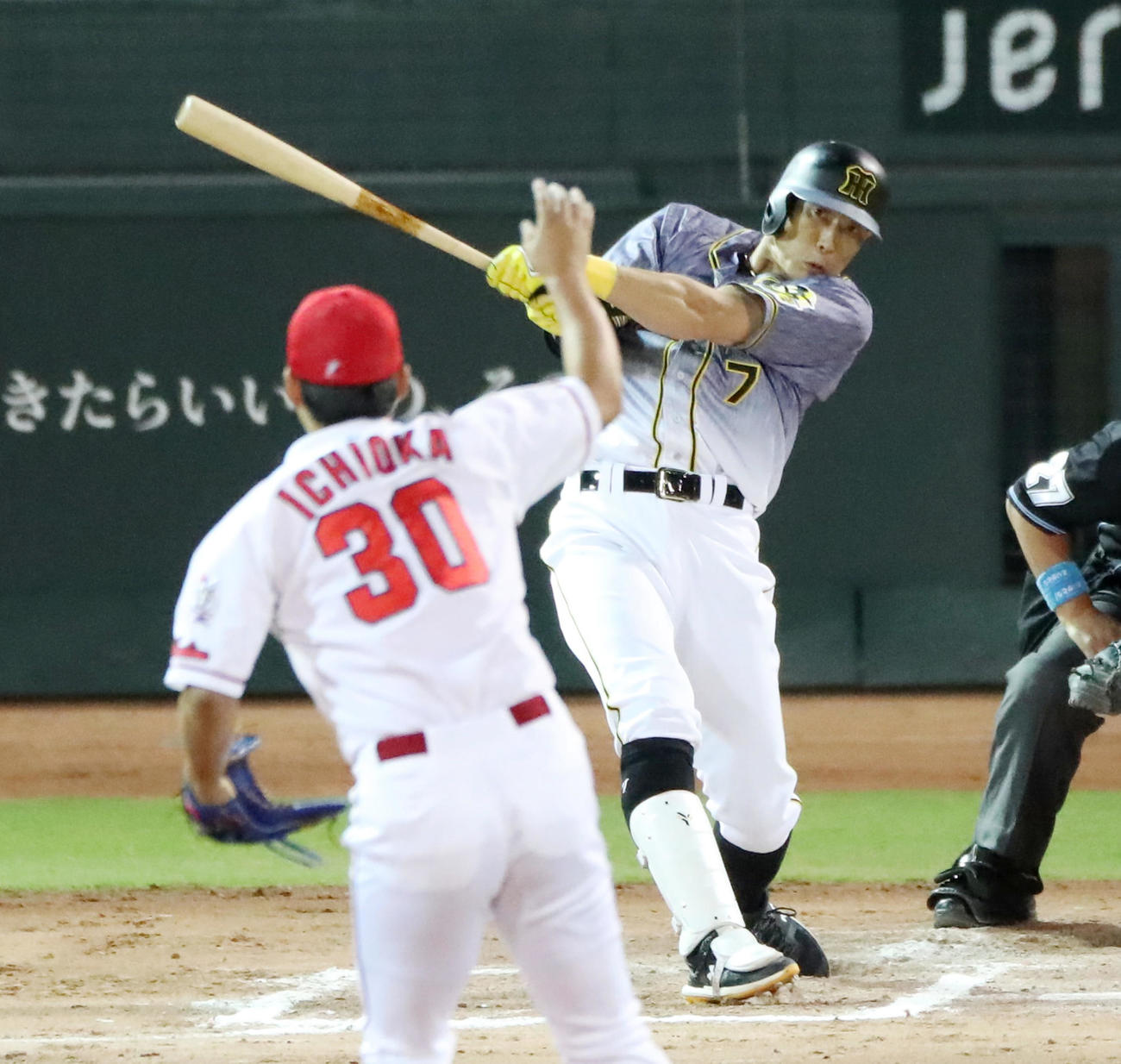 広島対阪神　6回表阪神1死満塁、糸井は中前適時打を放つ（撮影・加藤哉）