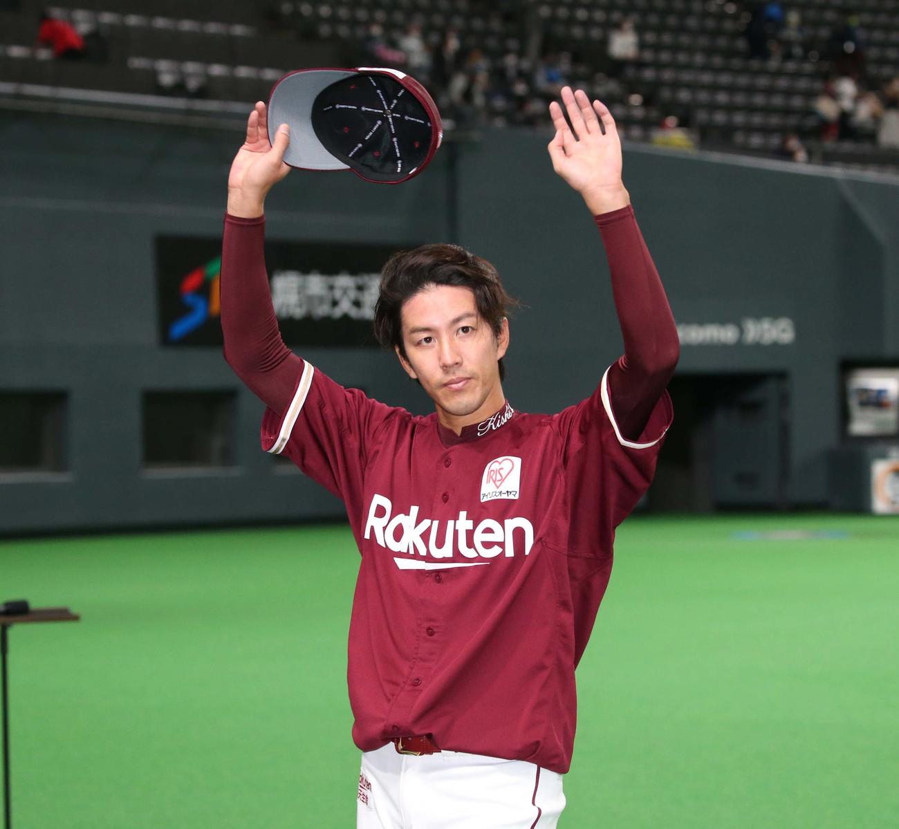 日本ハム対楽天　試合後、スタンドのファンに手を振る岸（撮影・黒川智章）
